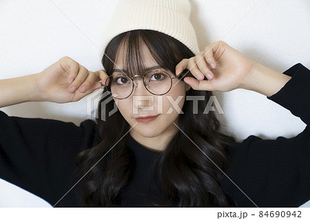 ニット帽とメガネの女性の写真素材 [84690942] - PIXTA