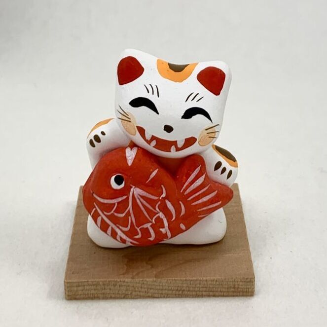 土人形］ 門司ヶ関人形／鯛抱き招き猫 - 旅猫雑貨店オンライン ｜ 通販