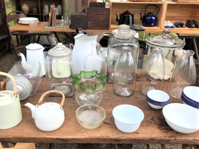 京都の秋の空の下、平安神宮前「平安蚤の市」にお宝を探しに出かけよう