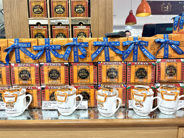 2025年に日本初上陸！注目のバシャコーヒー】エコバッグがお土産に