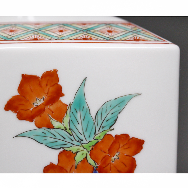 人間国宝 十四代 酒井田柿右衛門 『濁手草花文角瓶』 共箱 - 瀧屋美術