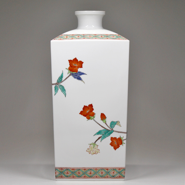 十四代 酒井田柿右衛門 本人作 酒井田正 錦ぼたんづる文大花瓶 共箱 十