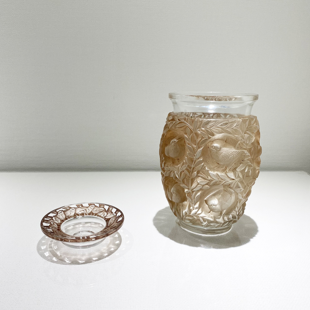 ルネ・ラリック 作 「 パチネ装飾の雀の絵皿と花瓶 」｜ 収蔵品｜田川