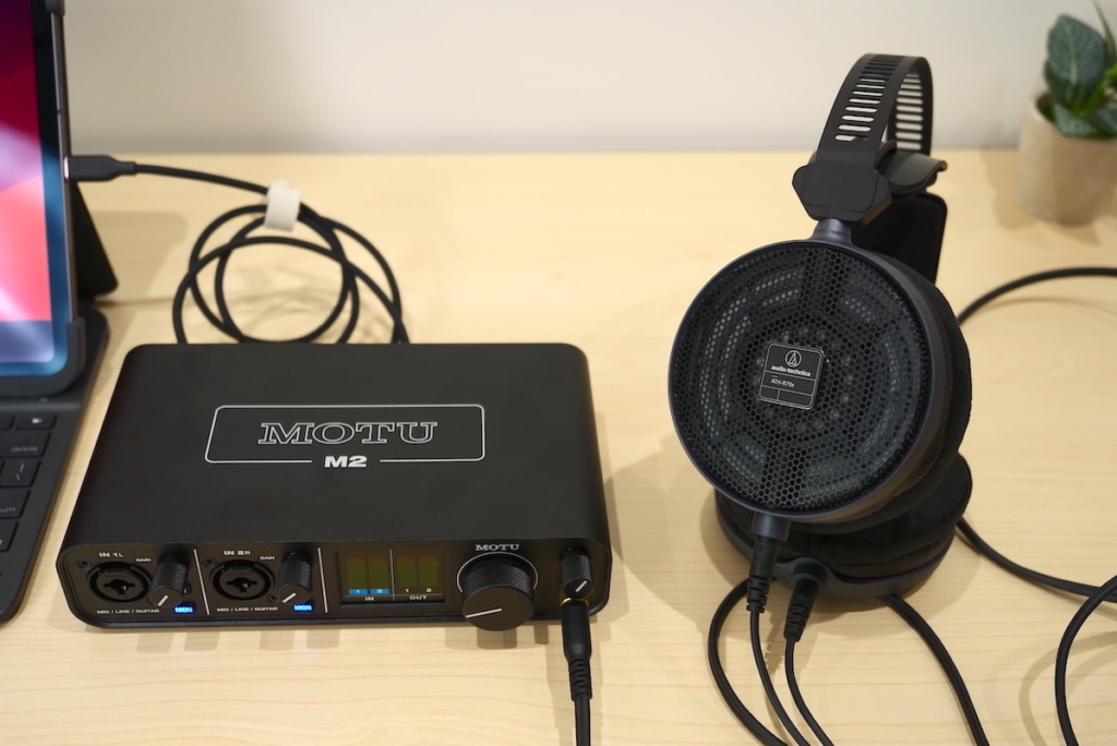 聴き専】MOTU M2 レビュー｜ヘッドホンアンプとしての実力も高いが人を