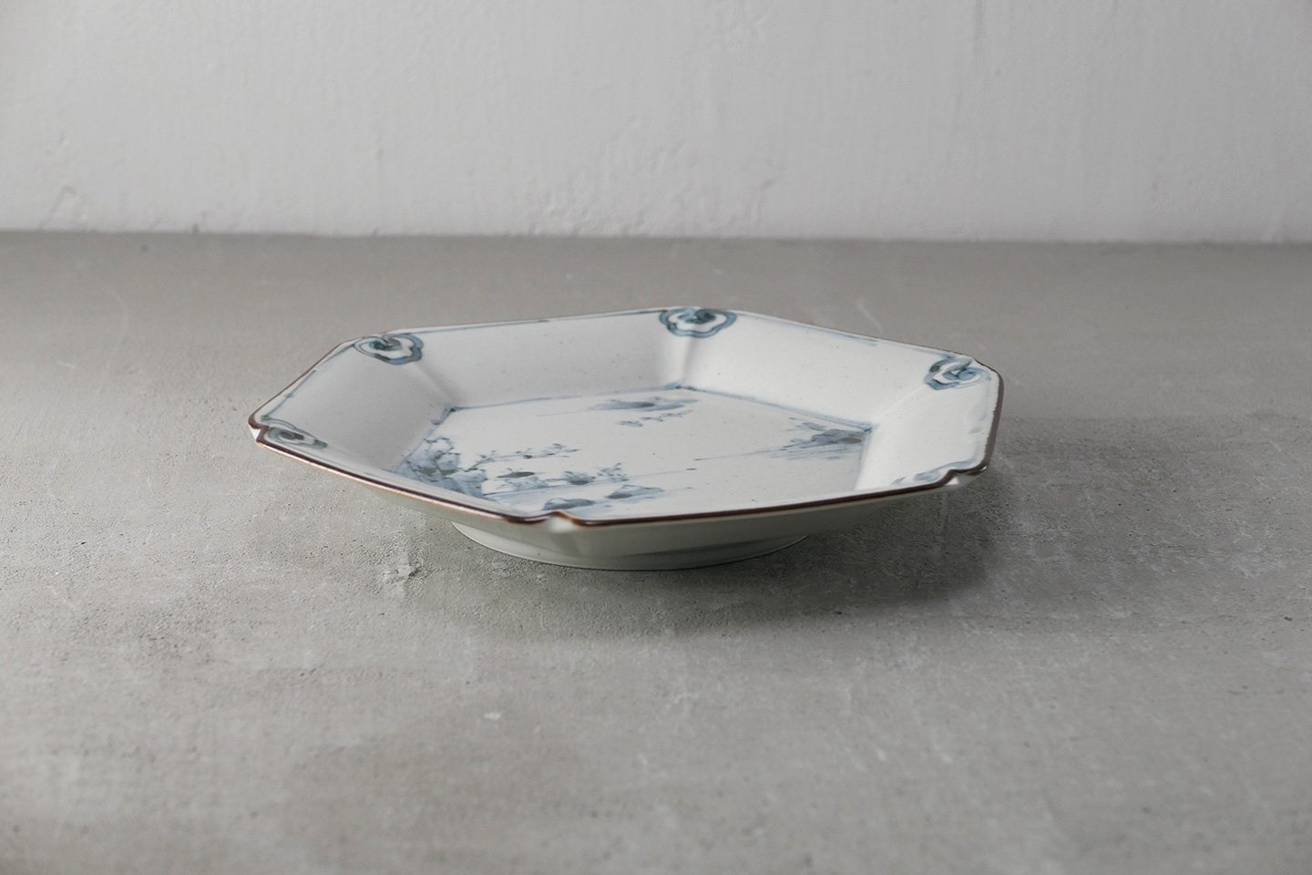 染付山水六角皿 - 【公式】田代陶器店 TASHIRO TOUKITEN オンライン
