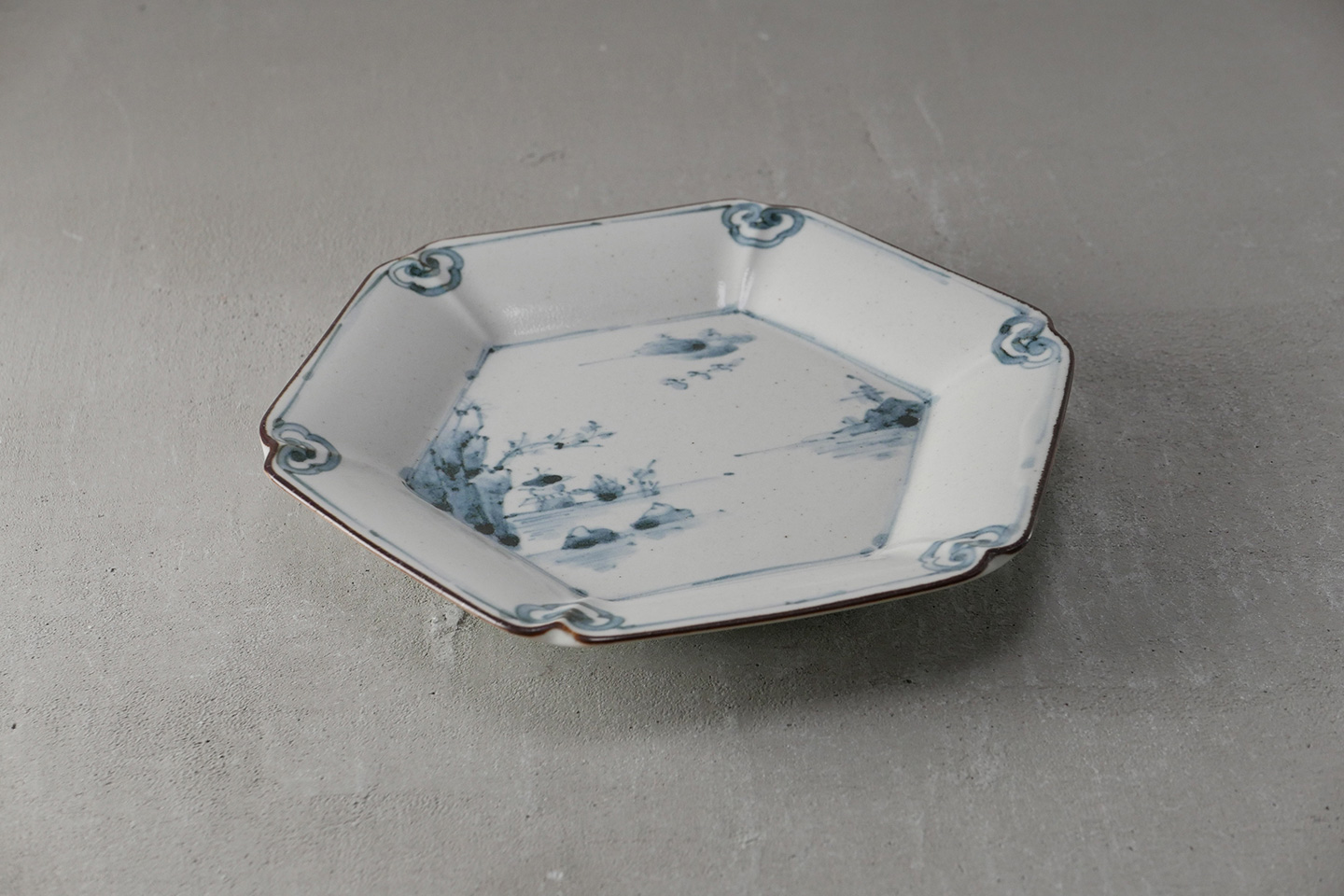 染付山水六角皿 - 【公式】田代陶器店 TASHIRO TOUKITEN オンライン