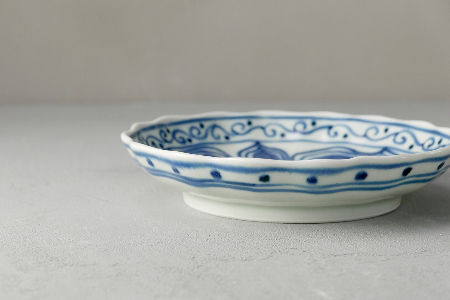 皿□古い安南染付時代物 青華 中鉢 唐草Quách Văn Quyết 皿□古い安南