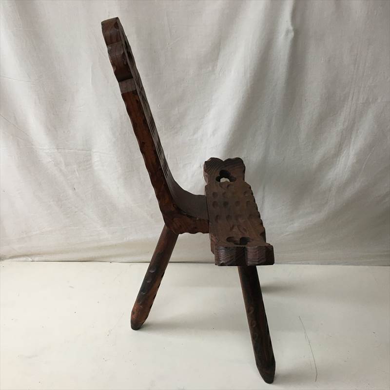 素朴で温かみのある木彫りのシェファードチェア 高80×幅48.5×奥38cm