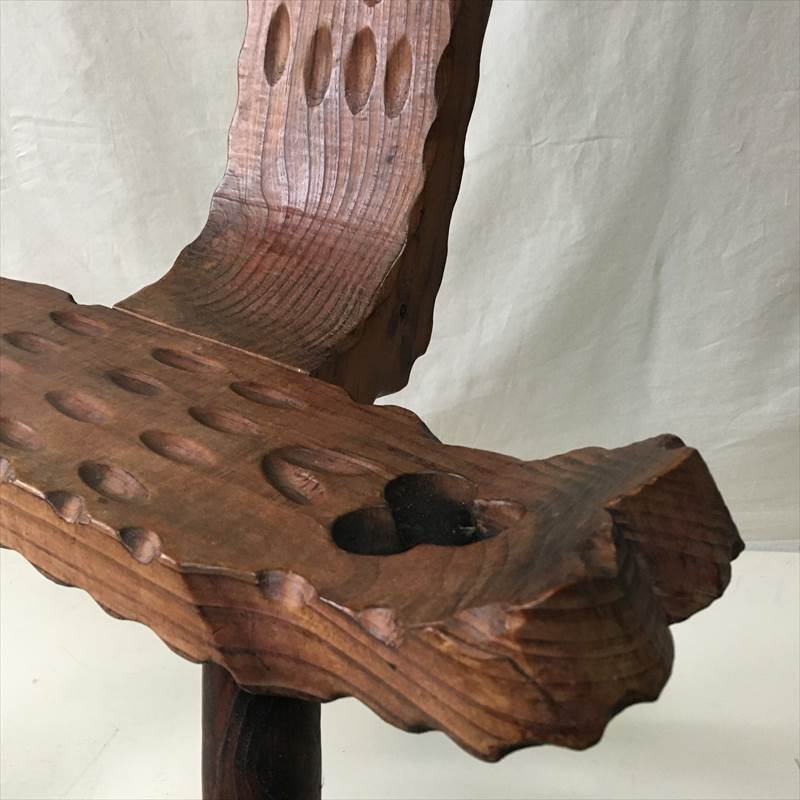 素朴で温かみのある木彫りのシェファードチェア 高80×幅48.5×奥38cm