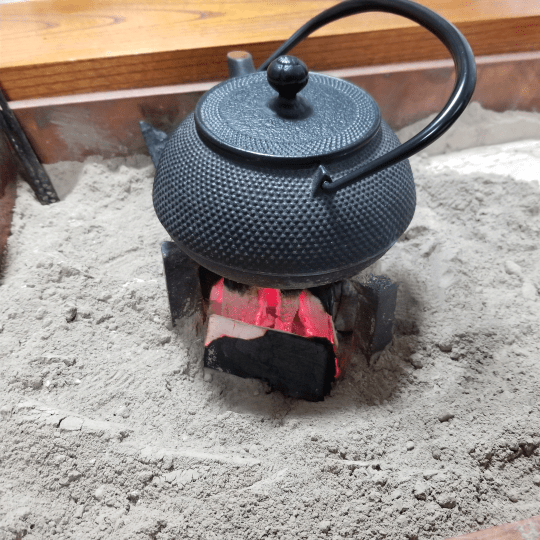 火鉢】江戸火鉢 欅の見事な木目 酒を燗できる鉄瓶と五徳が一体化 備長