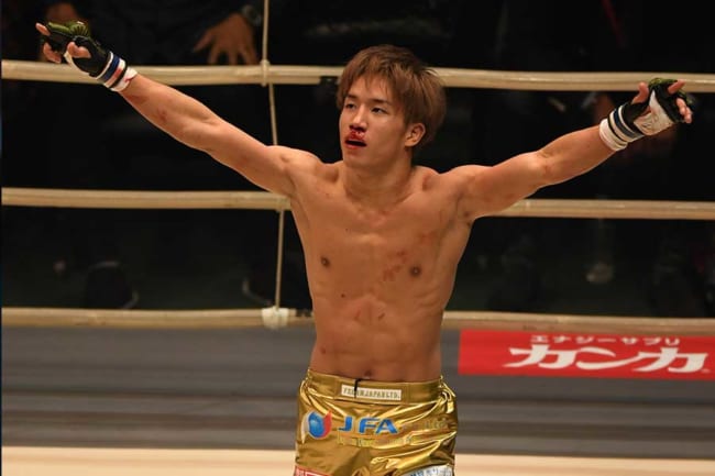 名珍場面2020】RIZIN王者・朝倉海、1300万円ド迫力ベンツとのコラボ