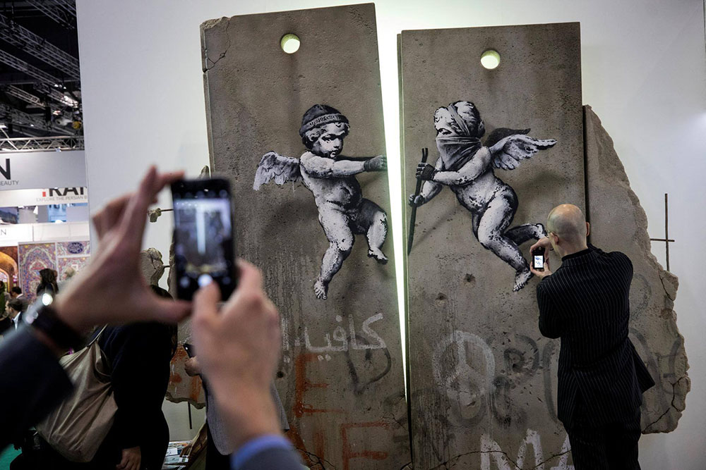 Banksy ロンドンの国際観光見本市で パレスチナ分離壁のレプリカを展示