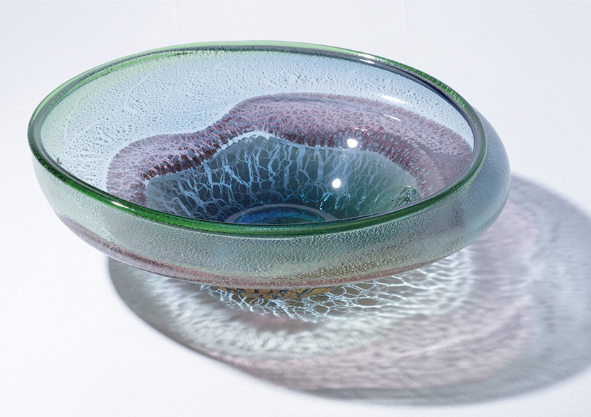稲嶺盛吉さんのガラス茶泡深皿(約15cm) 稲嶺盛吉さんのガラス茶泡深皿