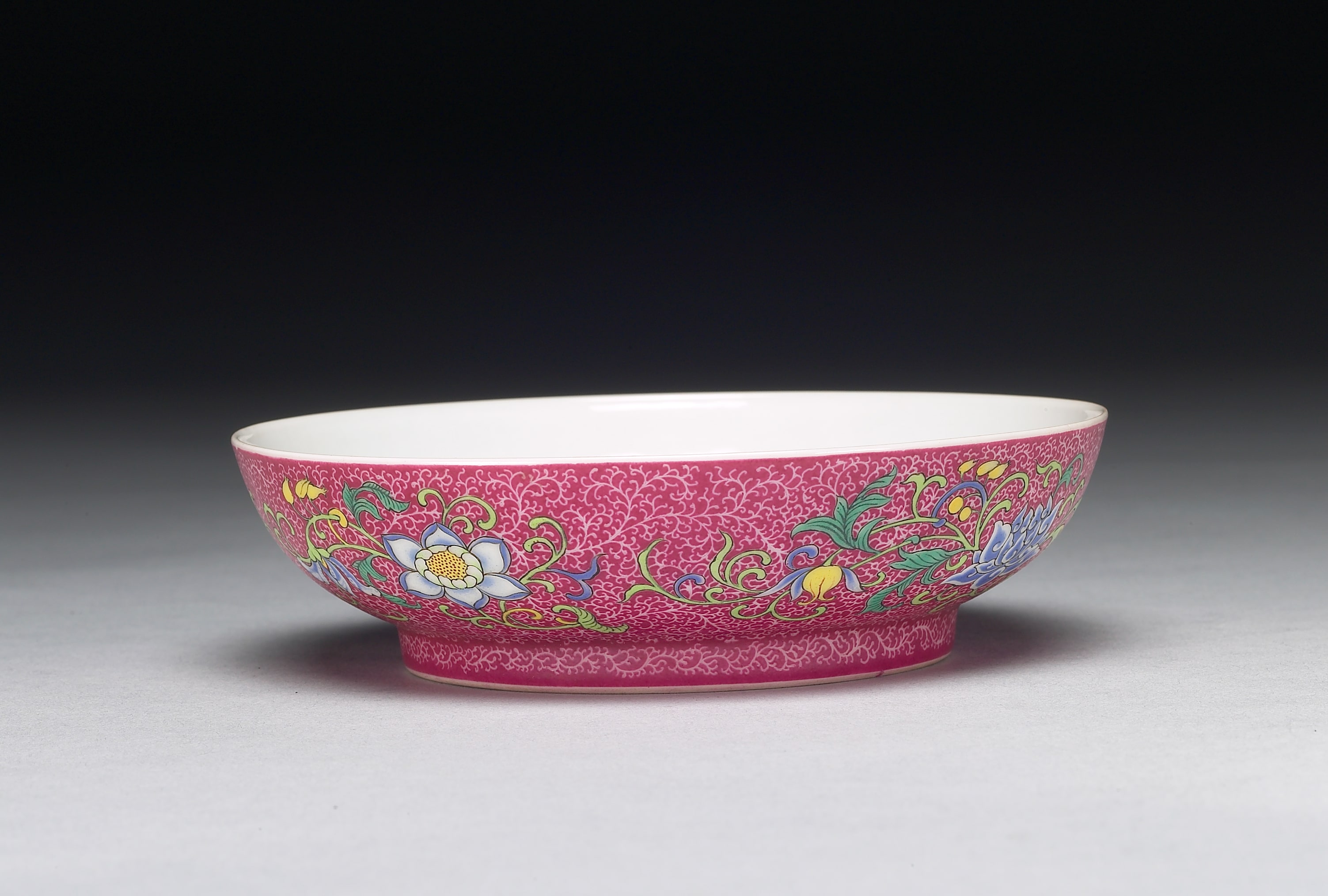 乾隆帝の注瓶 康熙年製 】 紅地慈姑形 琺瑯彩獅子文 造辨処作品 乾隆帝