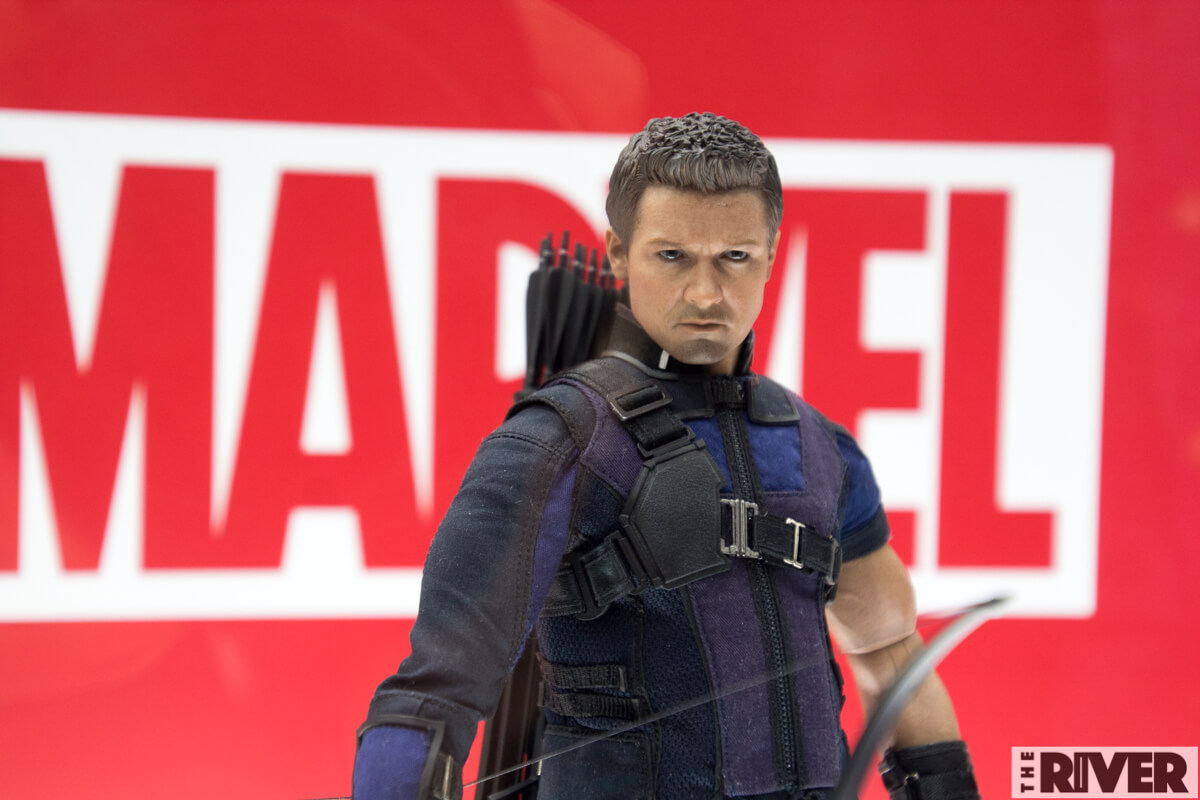 アベンジャーズ ジェレミーレナー氏 サイン入り フィギュア マーベル