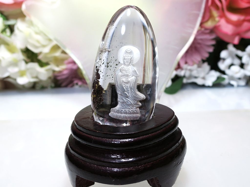 大小の木の彫刻オブジェ2点セット。台座付き。 大小の木の彫刻オブジェ