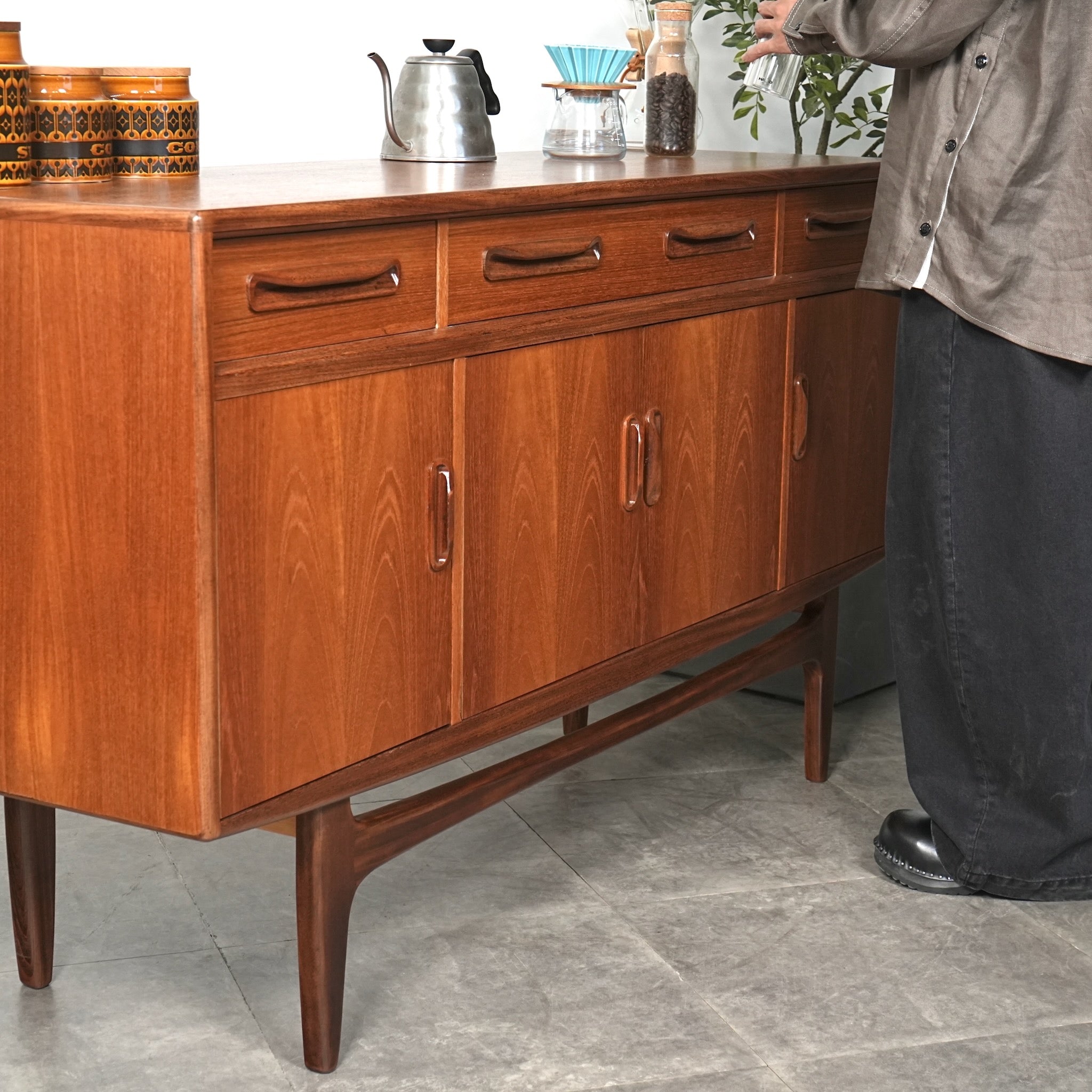 ○ ピッツァ G-PLAN Fresco脚付きサイドボード ○ ピッツァ G-PLAN