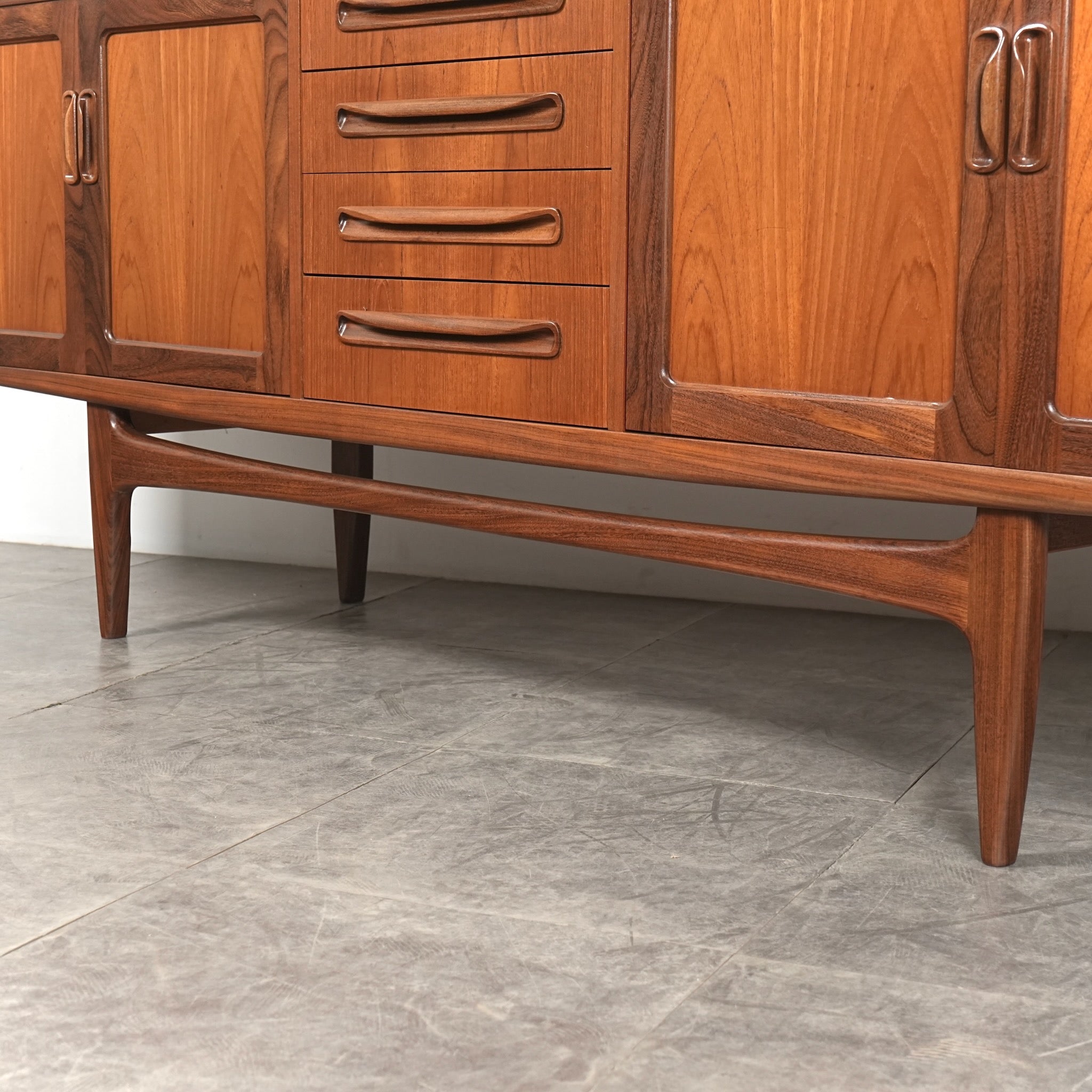 ○ ピッツァ G-PLAN Fresco脚付きサイドボード ○ ピッツァ G-PLAN