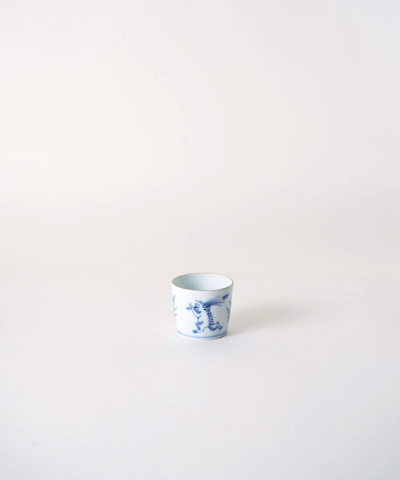 染付鳥獣戯画 薄手ミニそば猪口 - 軽やかなデザインが魅力の有田焼酒盃