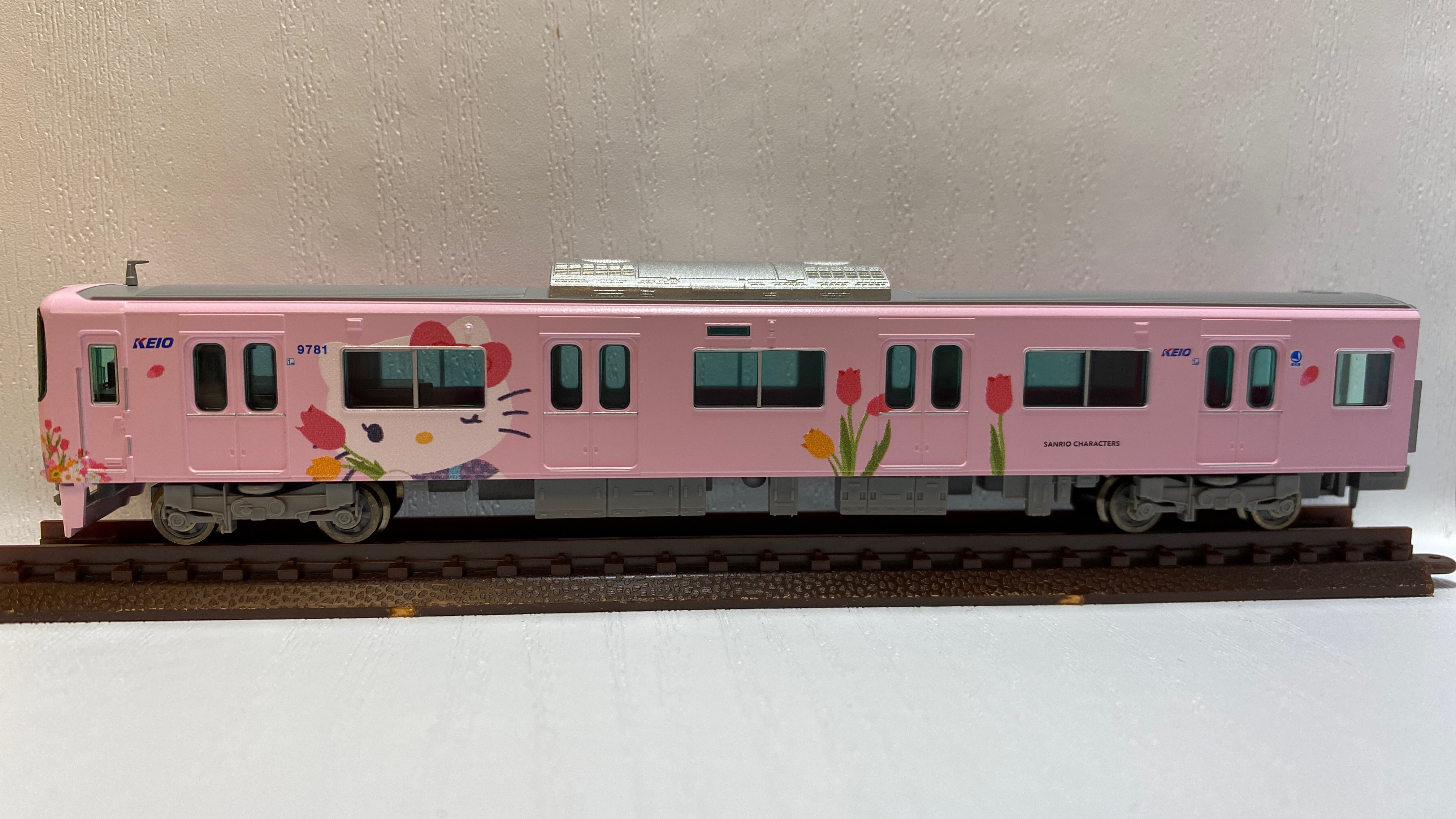 京王9000系サンリオキャラクターズフルラッピングトレイン（マイクロ