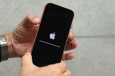 アップデート中にiPhoneが文鎮化──eSIM時代