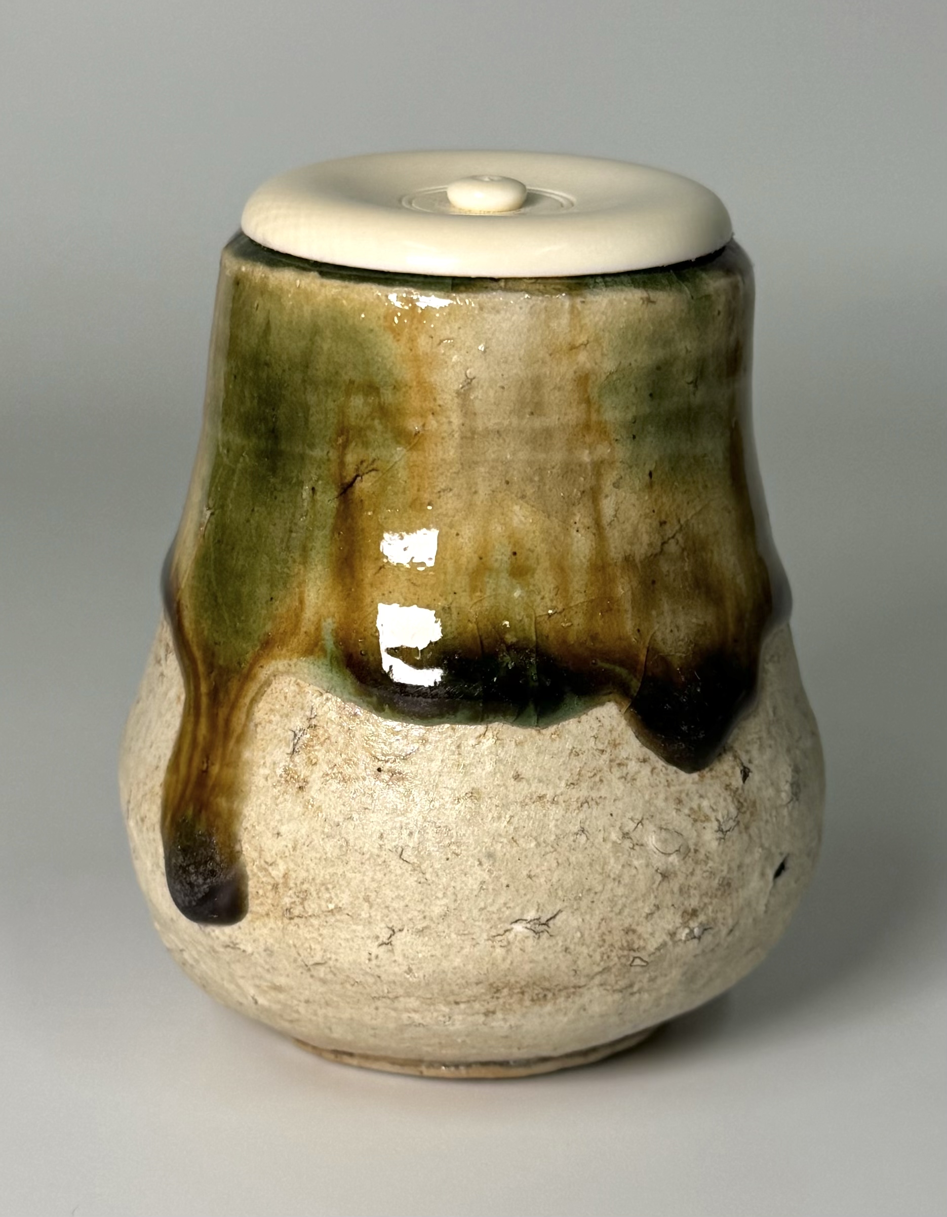 硝子釉三彩茶入 共箱 by 内田鋼一 | TSUNAGU