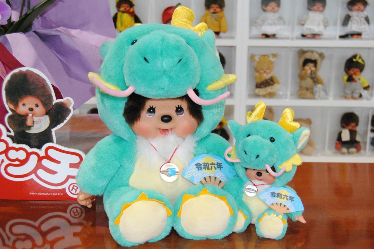 海外限定 モンチッチ タイ ベビチッチタイの男と女子学生 海外限定