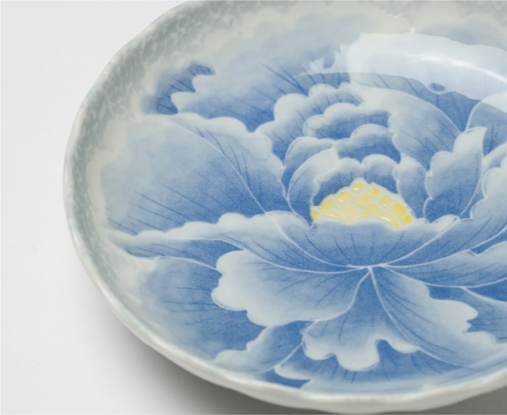 青い背景の牡丹花陶器皿 青い背景の牡丹花陶器皿 青い背景の牡丹花陶器