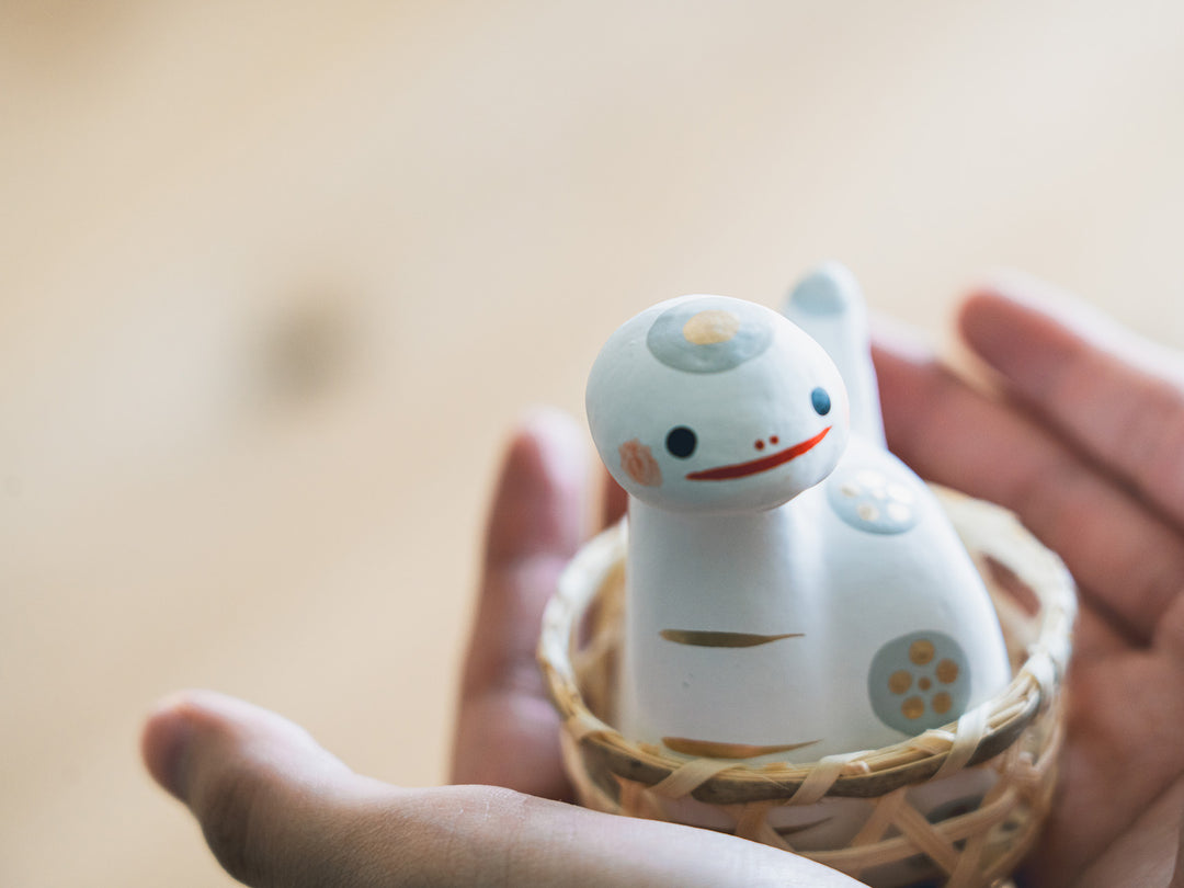 野沢民芸_【干支人形2025】_かご入り招福 巳 – 東北スタンダードマーケット