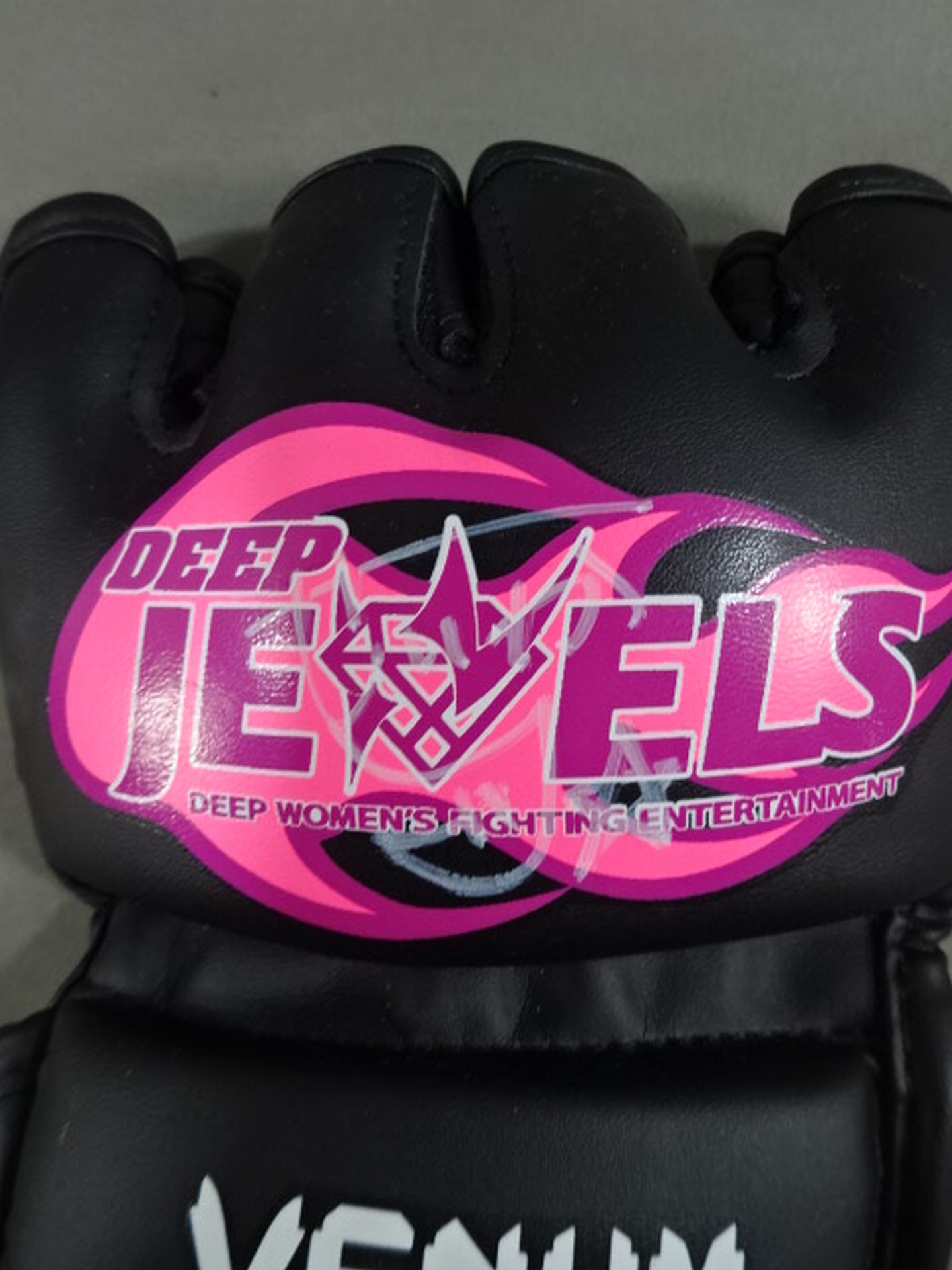 伊澤星花 直筆サイン入り】DEEP JEWELS VENUM オープンフィンガー