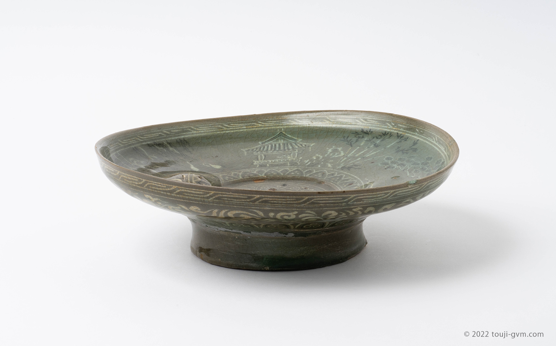 中国美術 青磁 吉字 皿(K-A722) 中国美術 青磁 吉字 皿(K-A722)