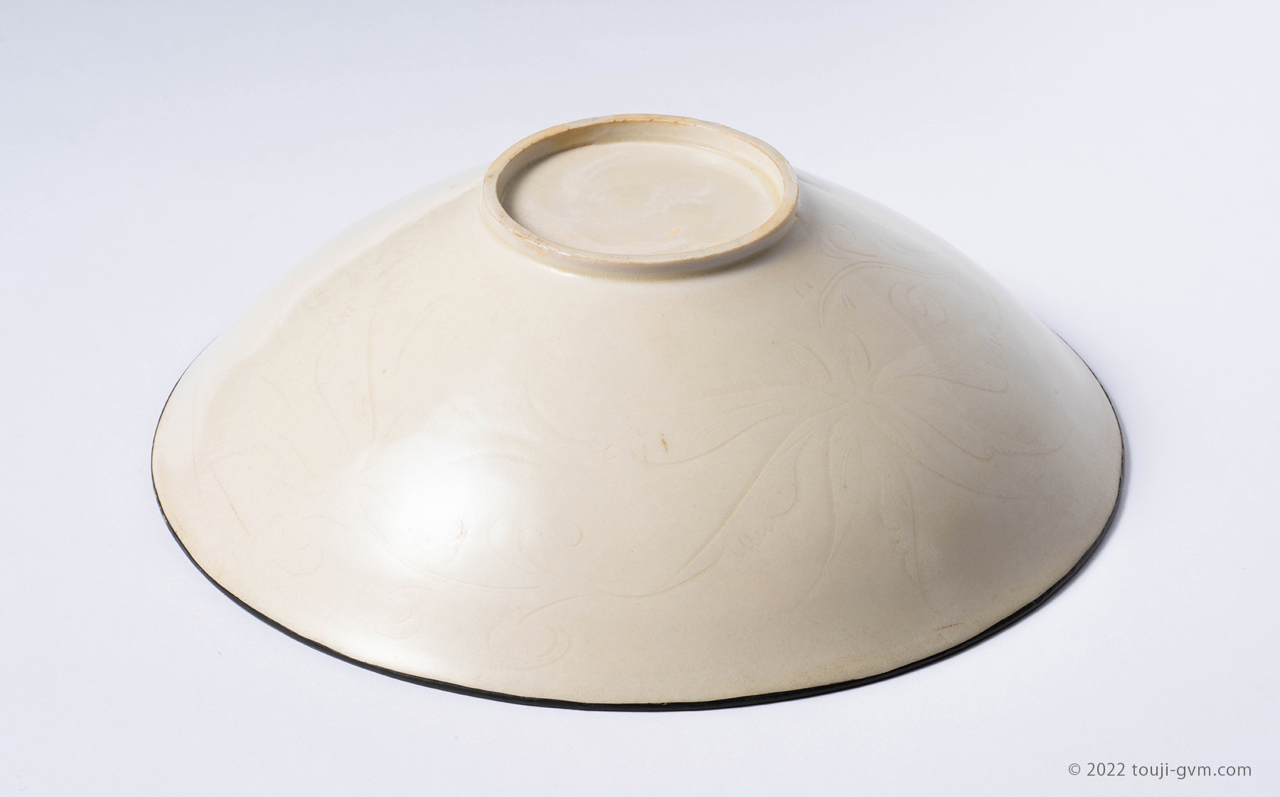 定窯 白磁印花草花文盤 – Ding ware Plate | 陶磁オンライン美術館ー