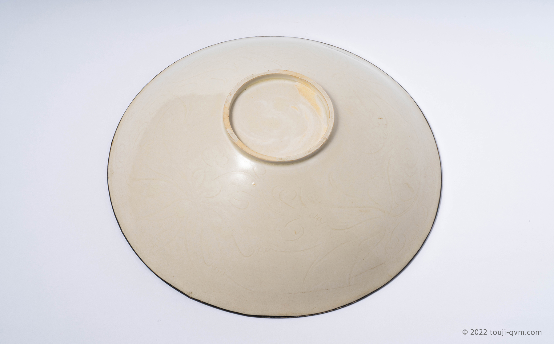 定窯 白磁印花草花文盤 – Ding ware Plate | 陶磁オンライン美術館ー