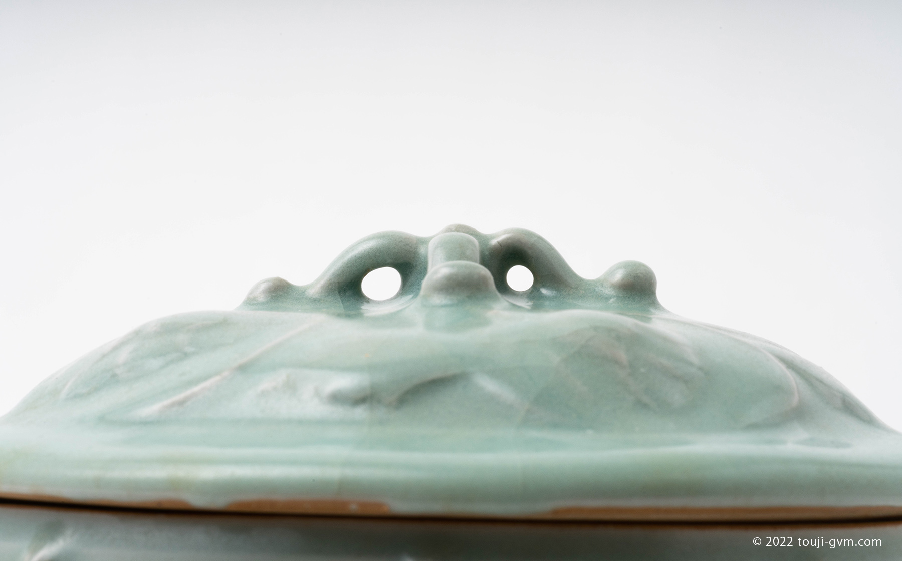 中国 龍泉窯 粉青釉 陰刻唐草文 水孟 C R6400 中国 龍泉窯 粉青釉 陰刻