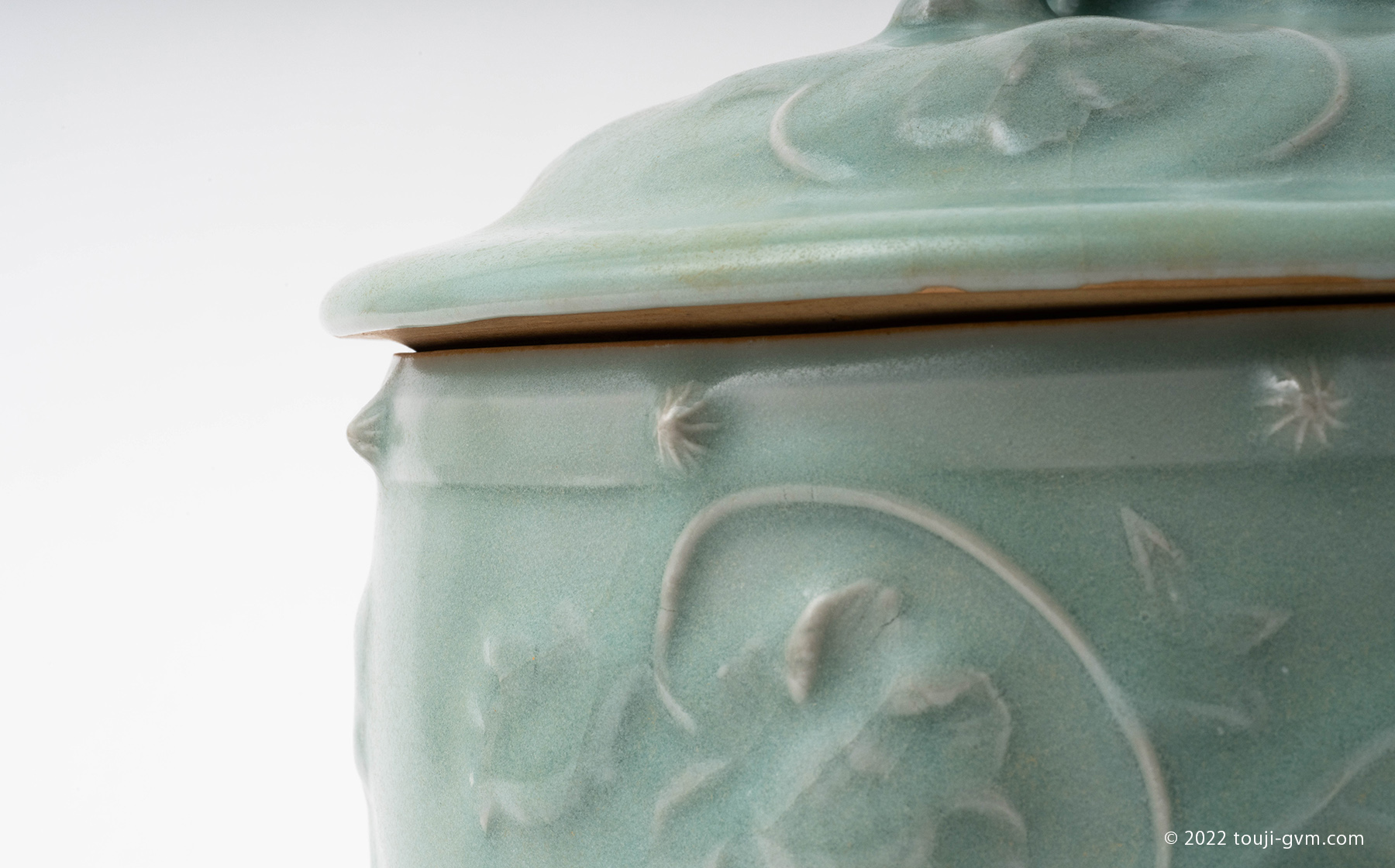 龍泉窯 青磁陽刻牡丹唐草文大罐 – Celadon Jar | 陶磁オンライン美術館