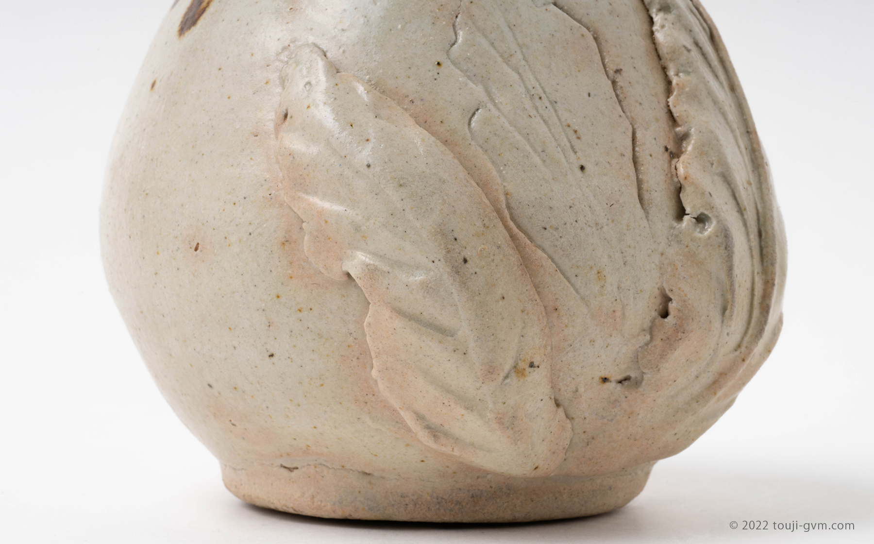 高麗白磁鉄絵桃形水滴 – Peach Water Dropper | 陶磁オンライン美術館