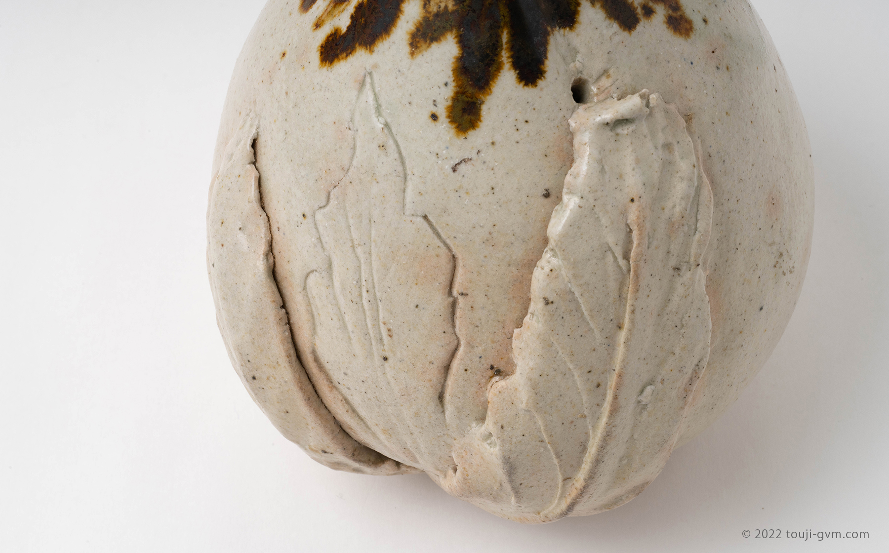 高麗白磁鉄絵桃形水滴 – Peach Water Dropper | 陶磁オンライン美術館