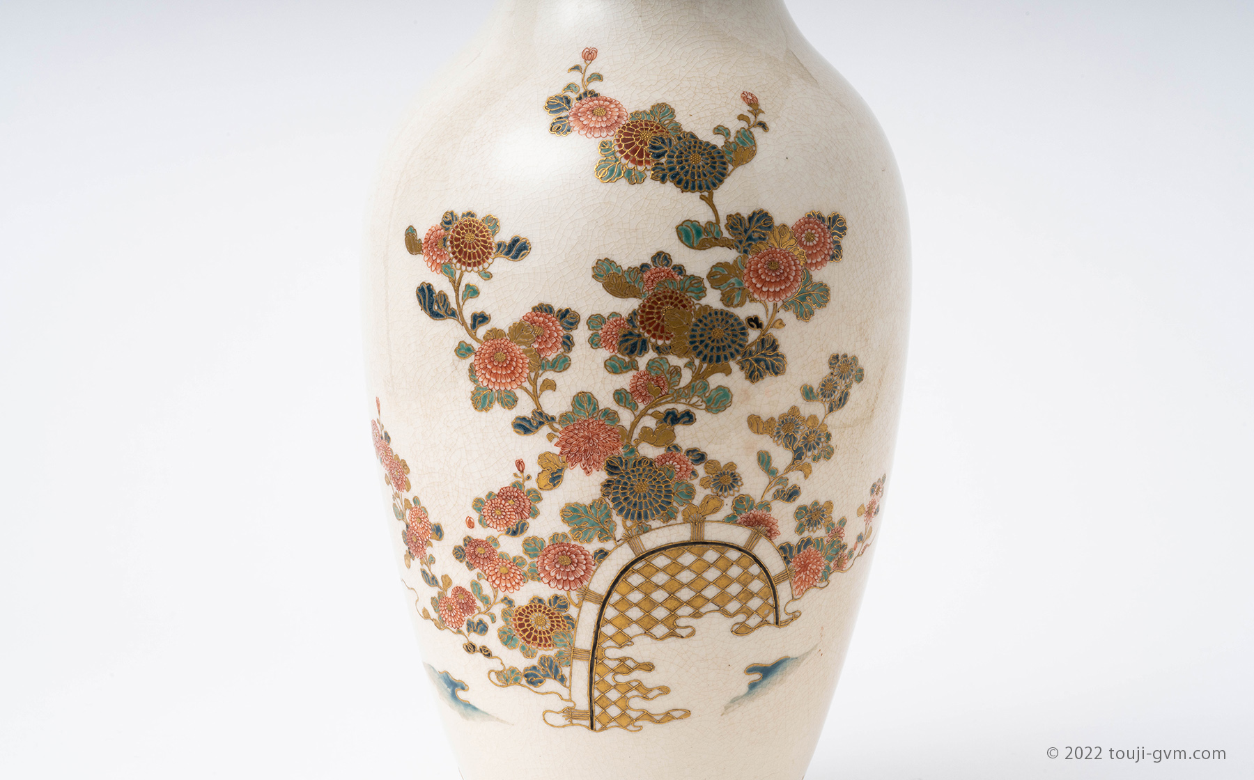 薩摩焼【飾り壺・花瓶】 大型 白薩摩 金彩色絵花 花鳥 丸十字 十字紋