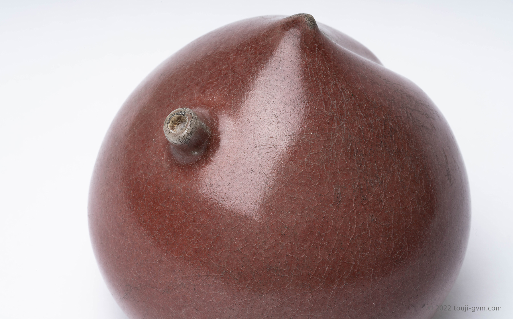 総辰砂桃形水滴 – Peach-Shaped Water Dropper | 陶磁オンライン美術館