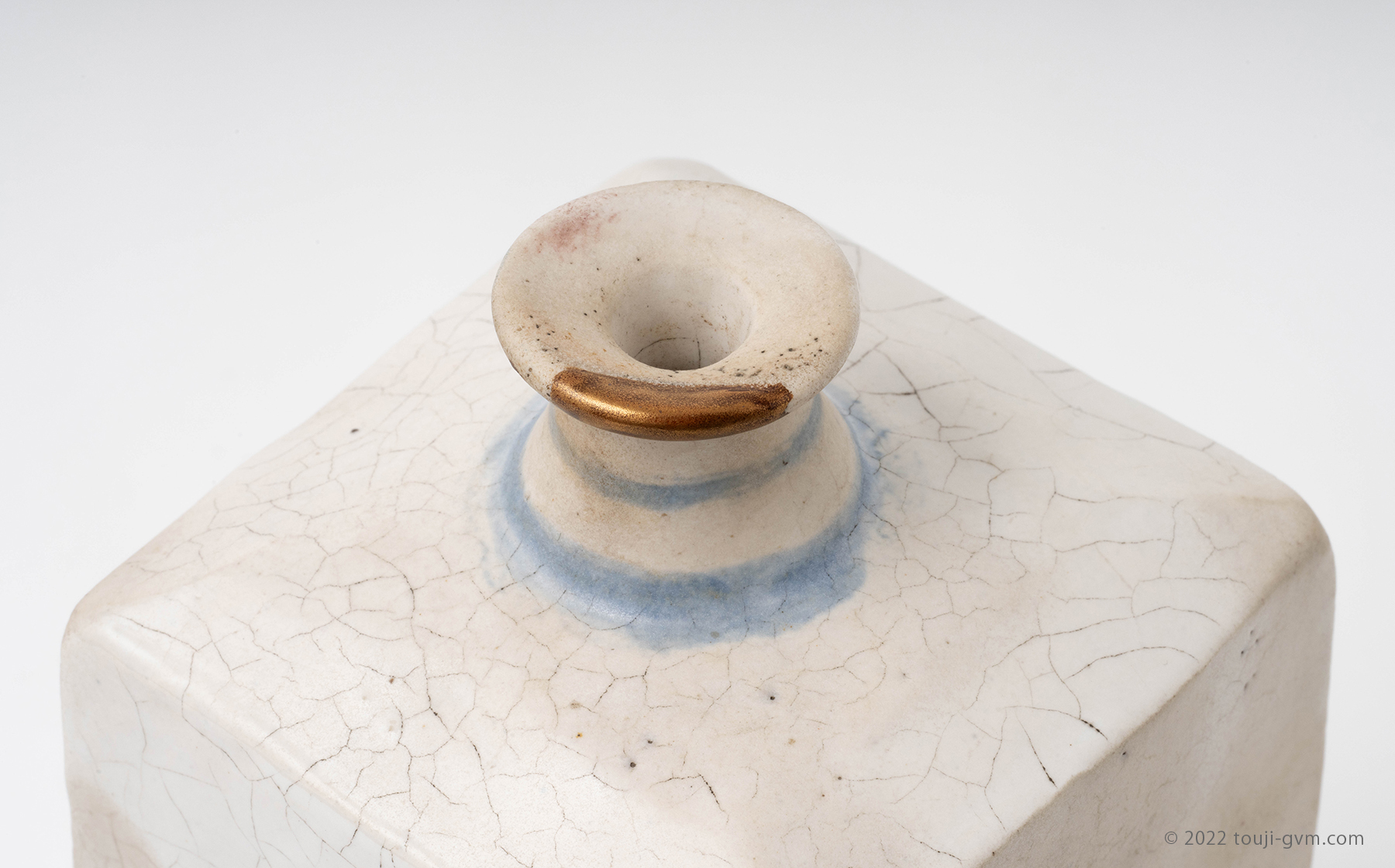 李朝分院手染付角徳利 – ⑱李朝草花文角徳利 Bunwon Ware Bottle