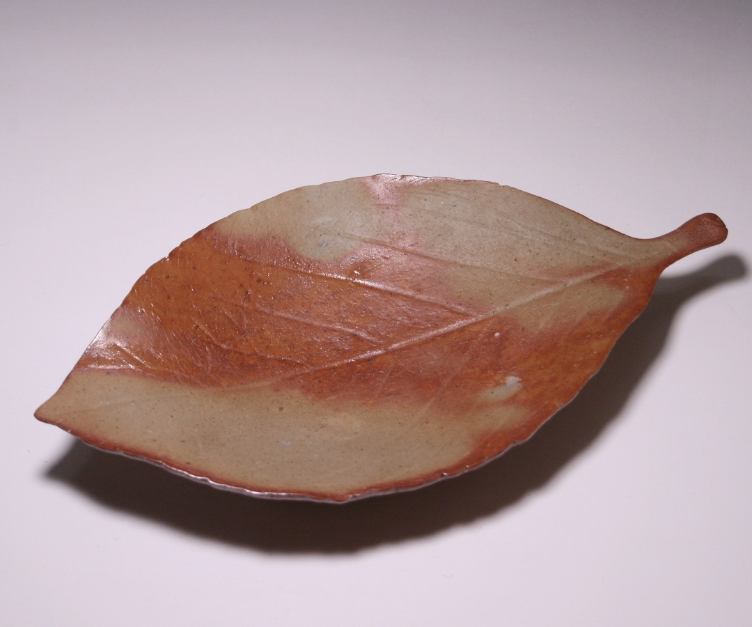 小出尚永 作 「備前緋襷葉皿」 ～備前焼専門卸小売店 川口陶楽苑～