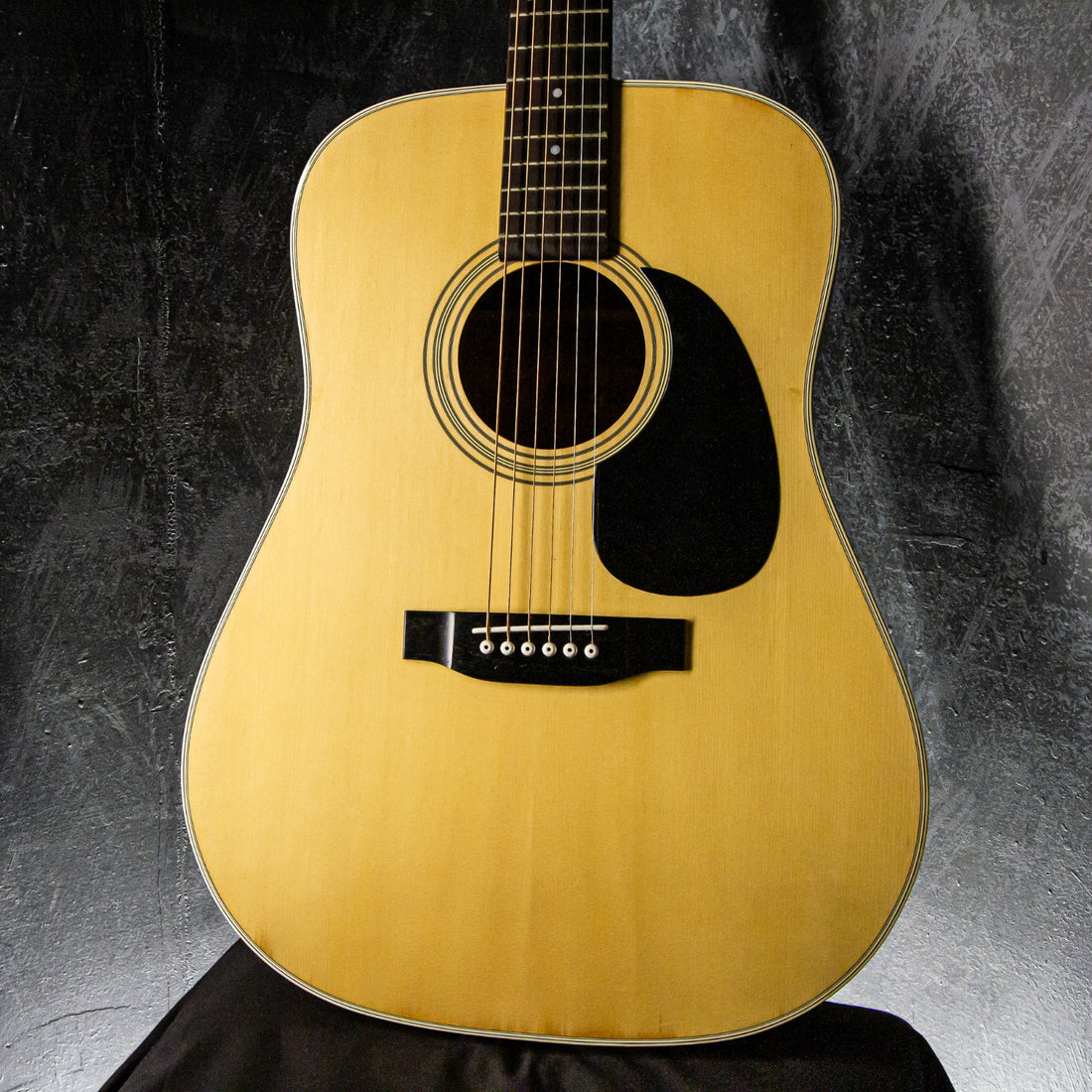 Morrisアコースティクギター、W-20 新弦に張り替えてます！ Morris