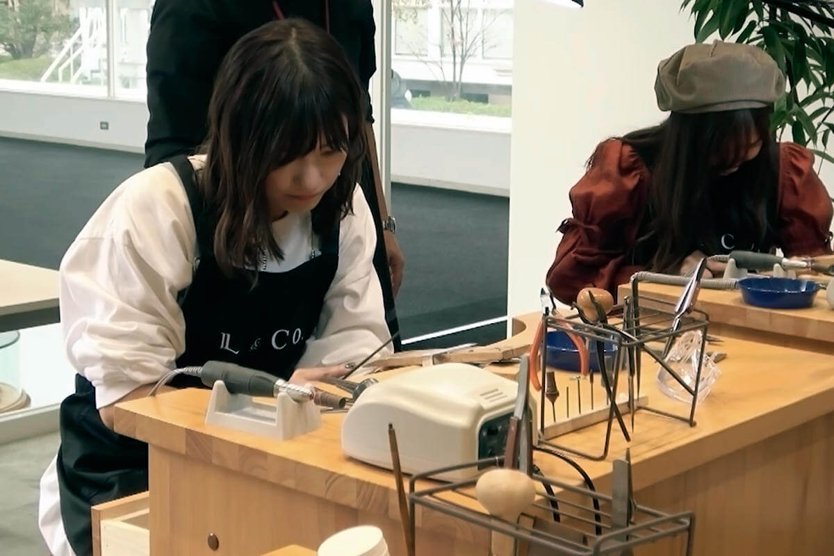 元AKB48の宮澤佐江と河西智美が秋の山梨県の甲府、「日本一の渓谷美