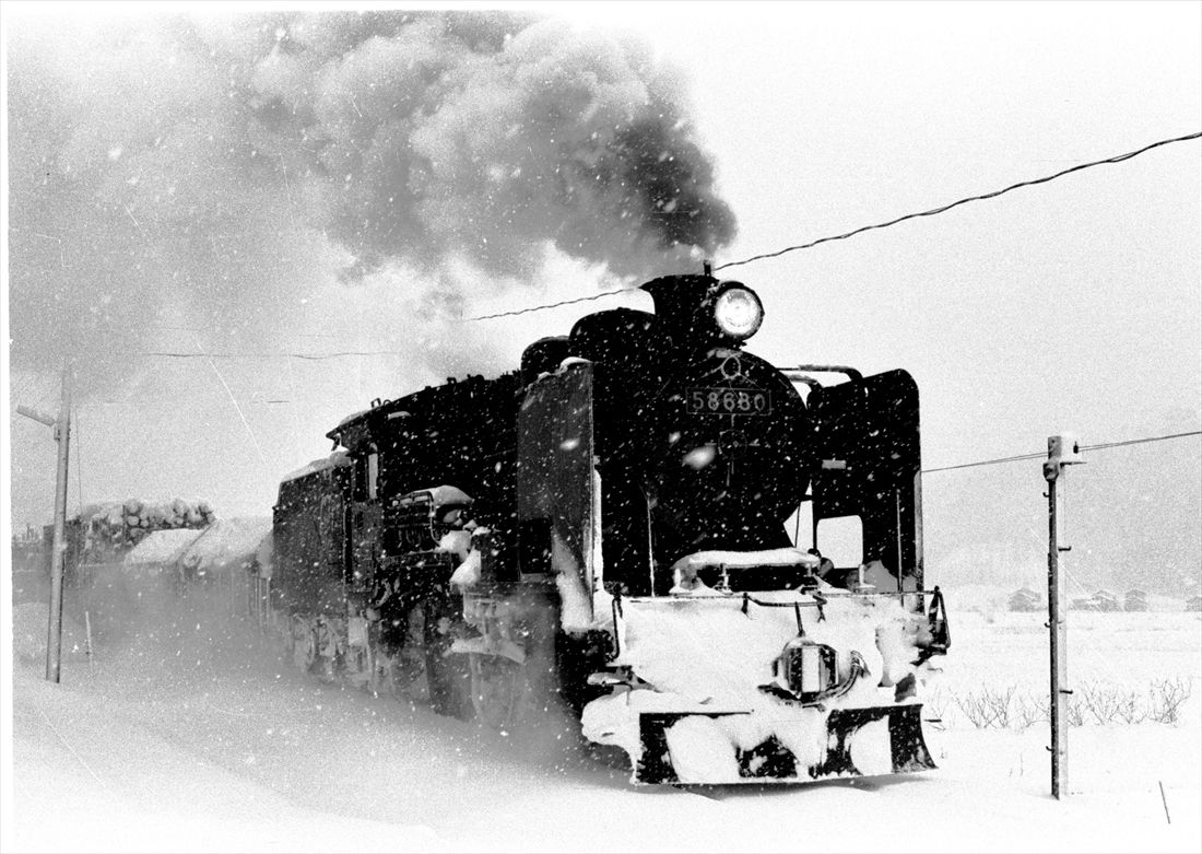 蒸気機関車 雪中走行 モノクロ写真 蒸気機関車 雪の中 モノクロ写真