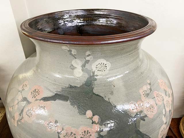 大きい壺 花瓶 焼き物 桜皮細工 の台座付き 大きい壺 花瓶 焼き物 桜皮