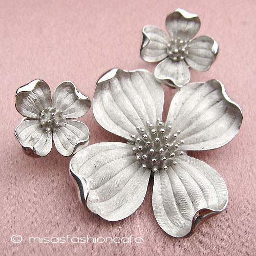 Trifari アンティーク ホワイト フラワー ハナミズキ ブローチ | 1950