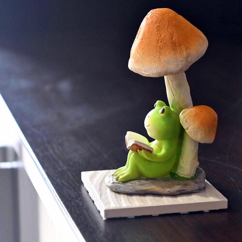 楽天市場】ミニかえる（読書A）きのこ置物 かわいい置物 カエルの置物