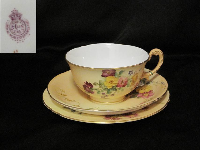 ヴィクトリア時代 ロイヤルウースター ブラッシュアイボリー 輪花