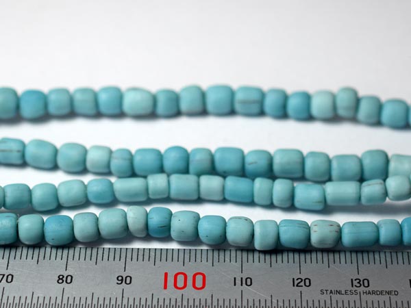 アンティーク 透明緑色の小粒蜜柑玉 ネパール インドパシフィック