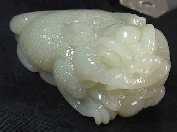 和田白玉（ホータンはくぎょく）三脚ガマ56mm